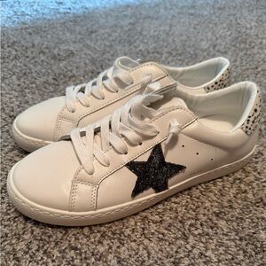 Vintage Havana White Sneakers with Black Star Detail